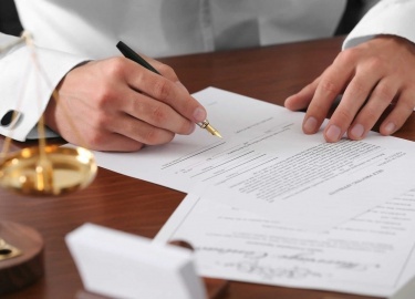 Что делать, если арендодатель отказывается продлевать договор аренды? В статье разобраны права арендатора, законные основания отказа, сроки уведомл...