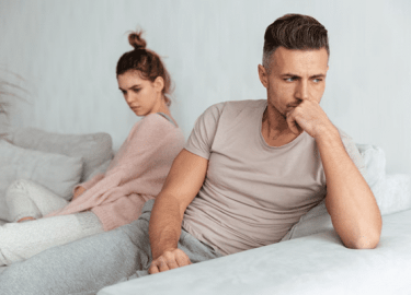 Банкротство супруга — сложный процесс, который затрагивает общие активы семьи. Разбираемся, какое имущество остается у семьи, что могут взыск...