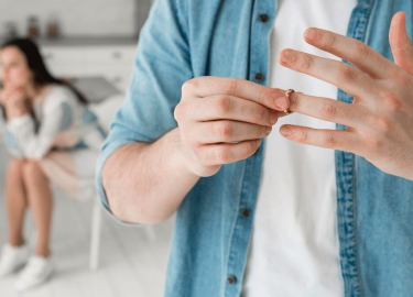 При разводе раздел имущества может стать сложным и затяжным процессом. В статье рассматриваются два основных способа урегулирования спора – п...