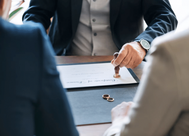 Статья подробно объясняет, что такое признание брака недействительным, как отличить его от расторжения, и что нужно учитывать при подаче иска в суд...