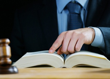 В статье подробно рассматривается процесс признания человека без вести пропавшим, включая юридические нормы и шаги, необходимые для наследования ег...