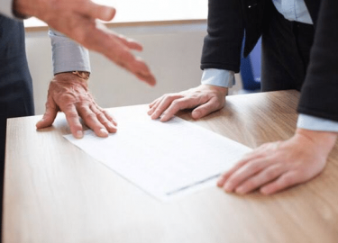 Незаконное увольнение &ndash; распространенная проблема, но ее можно решить! Если вас уволили с нарушением закона, вы имеете право на восстановлени...