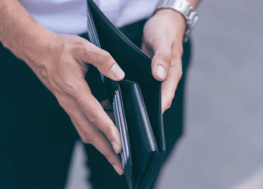 Банкротство физических лиц &ndash; это реальный способ избавиться от долгов. Разбираем, как пройти процедуру через МФЦ или суд, какие долги можно с...