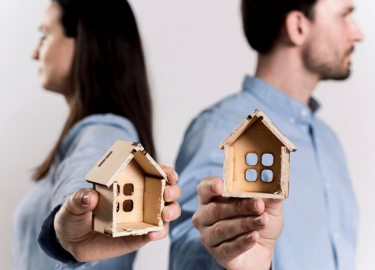 При разводе разделу подлежат не только имущество, но и денежные счета. В статье разберем, какие вклады не делятся, как подать иск в суд, какие доку...