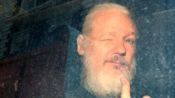 Организация по сбору средств WikiLeaks нанимает юридическую фирму.