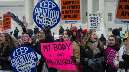 ￼Педагоги Айдахо оспаривают закон штата, который цензурирует речь об абортах.