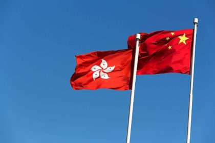 Гонконгский мужчина заключен в тюрьму за "оскорбление" флага Китая и Гонконга.
