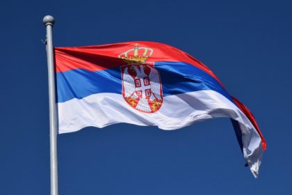 Прокуроры Сербии расследуют задержанных косовских полицейских на фоне призывов к их освобождению.